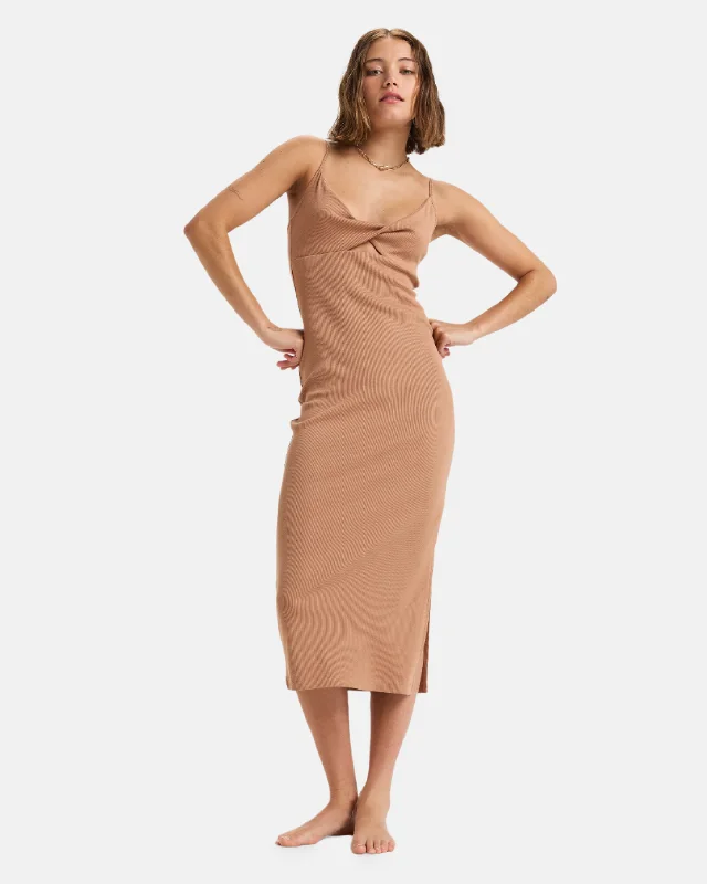 Deal Dash Wavey Lady Midi Dress - Camel